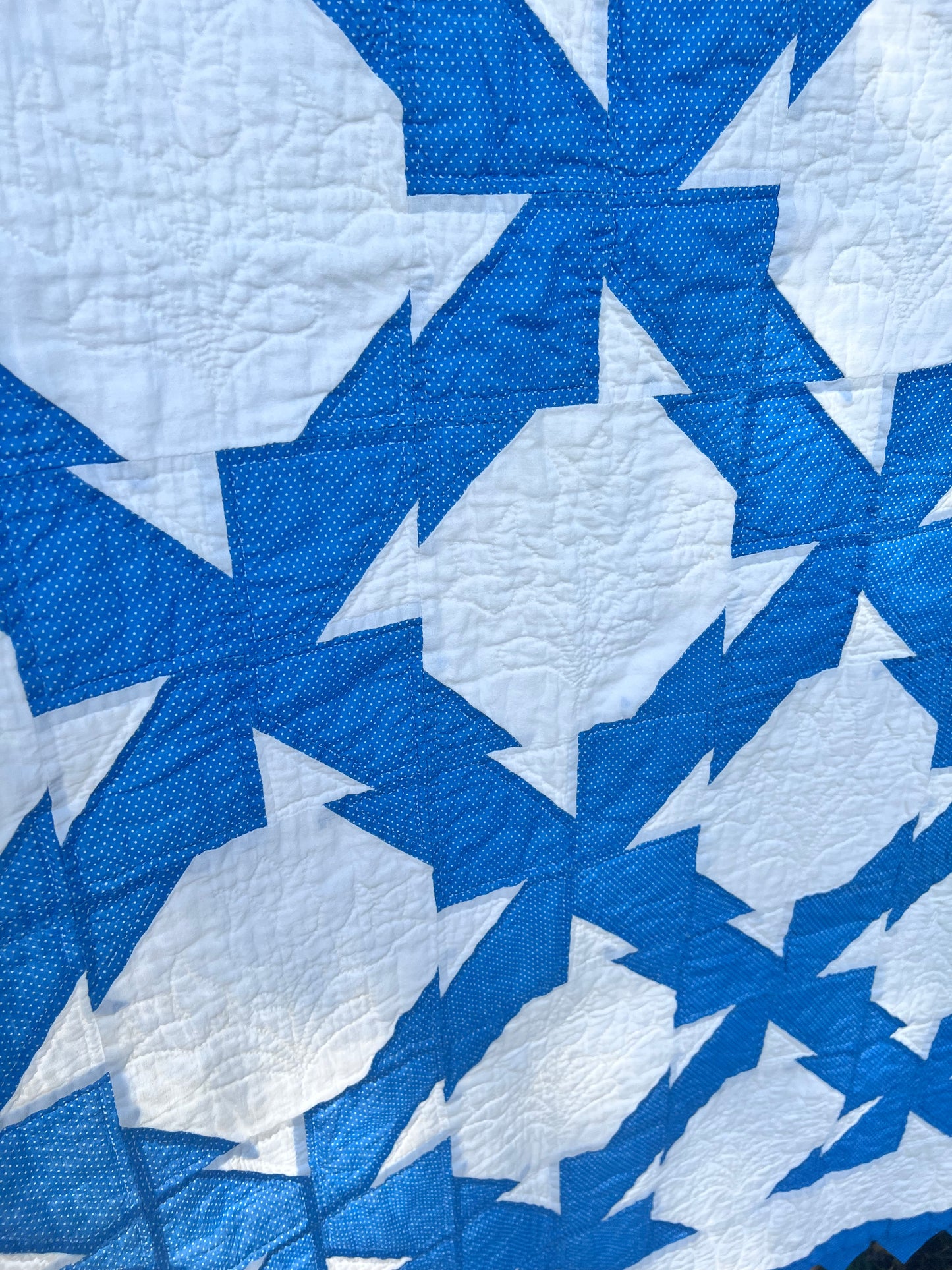 Blue & White twin size drunkards path with a sawtooth border has excellent hand quilting