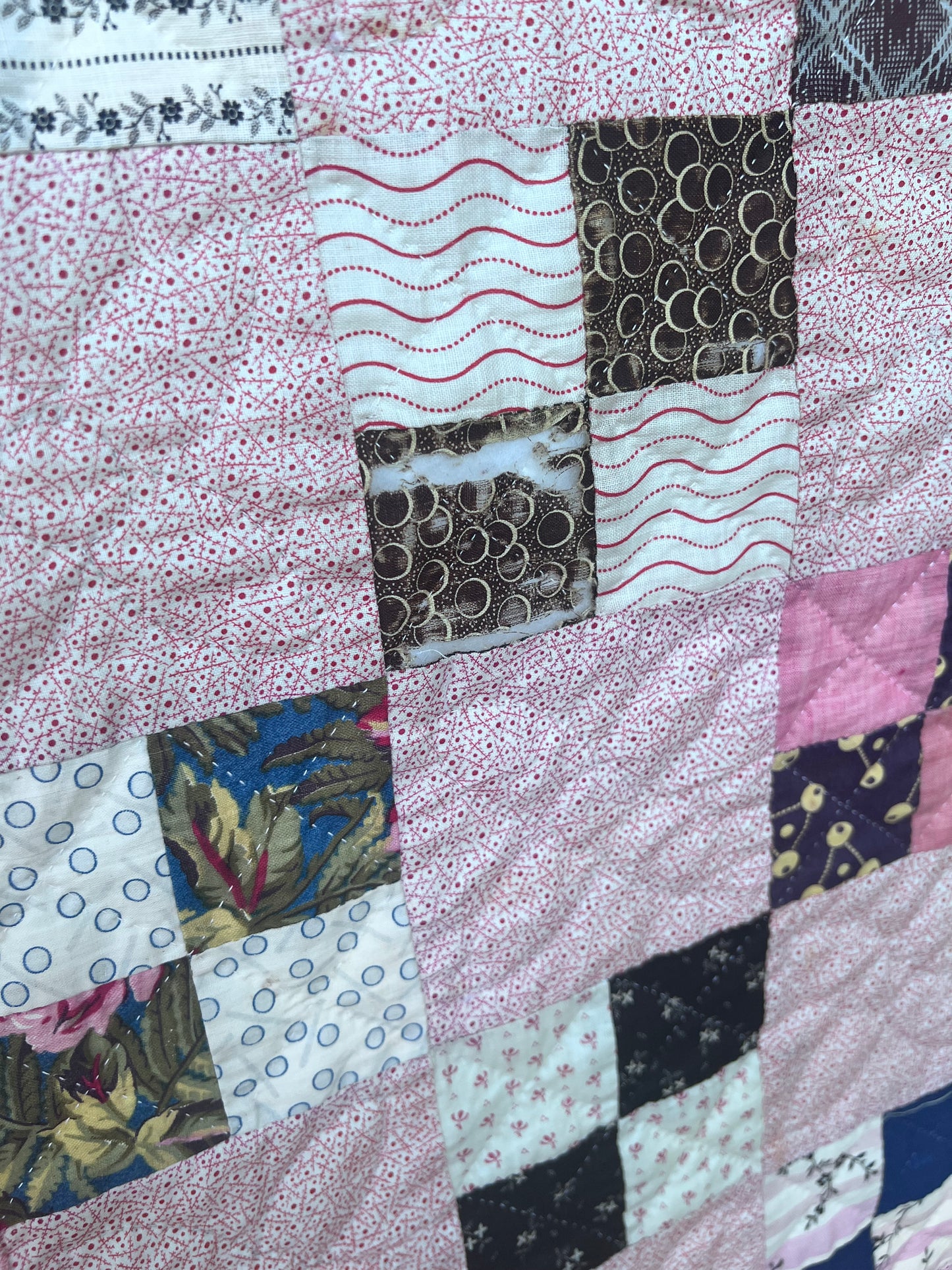 A simple yet memorizing patchwork postage stamp Vintage Quilt
