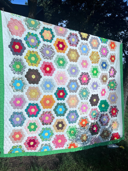 Exceptional Grandmother's Flower Garden quilt, one of the most beloved traditional American quilt patterns