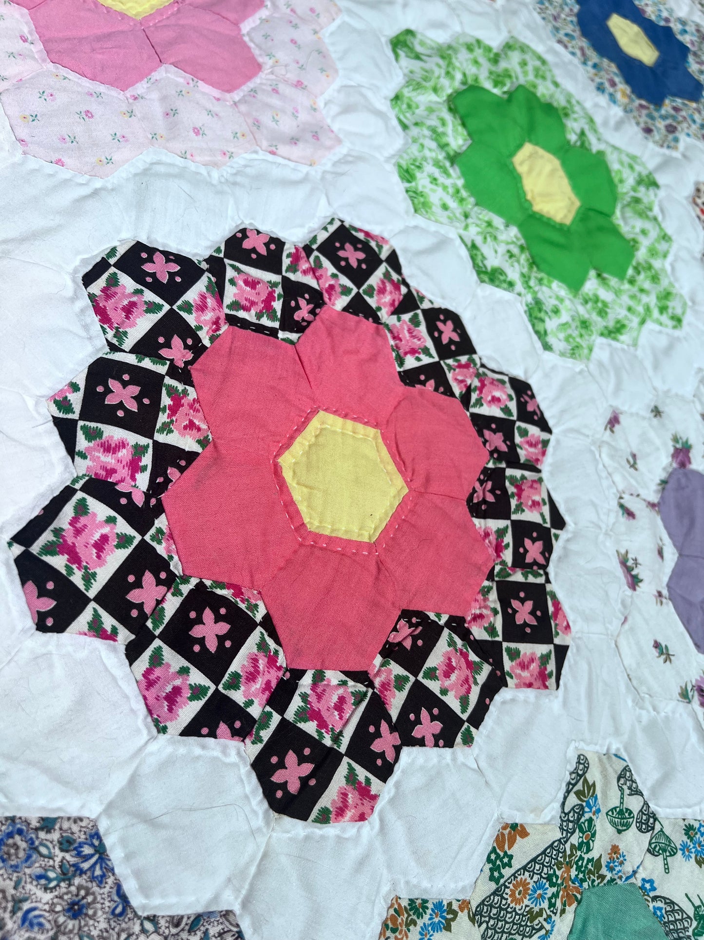Exceptional Grandmother's Flower Garden quilt, one of the most beloved traditional American quilt patterns