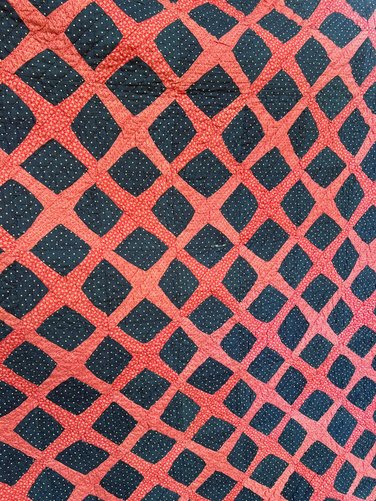 Graphic vintage quilt featuring a classic traditional pattern known as the Burgoyne Surrounded, Lattice, Trellis