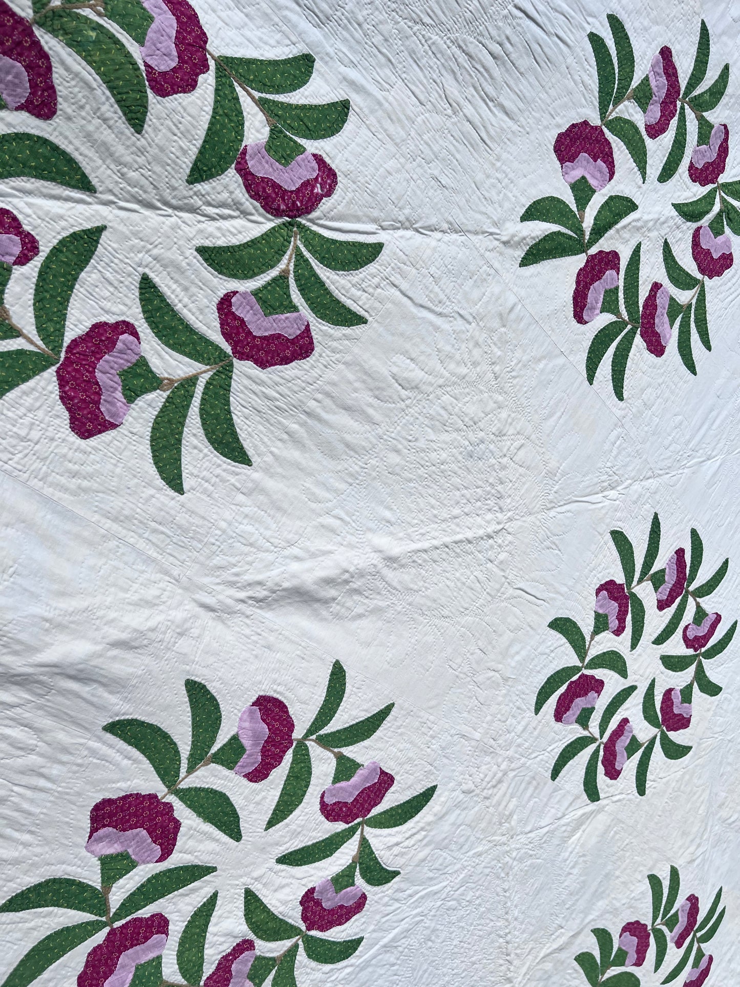 Rose of Sharon or Coxcomb Wreath, w/ a classic serpentine vine border - Kansas City Quilt Project Antique Quilt
