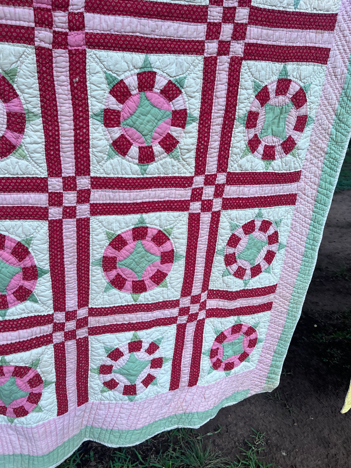 Spectacular vintage piece featuring Sunflower or Isolated Pickle Dish Vintage Quilt