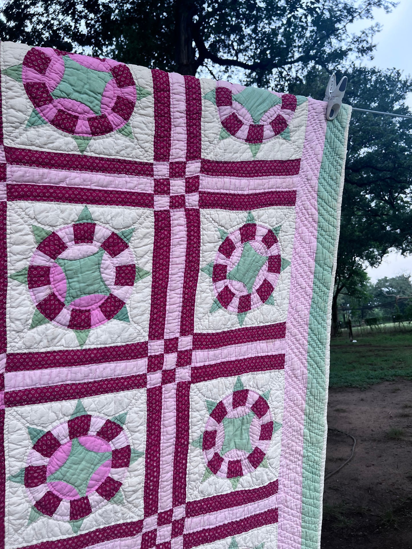 Spectacular vintage piece featuring Sunflower or Isolated Pickle Dish Vintage Quilt