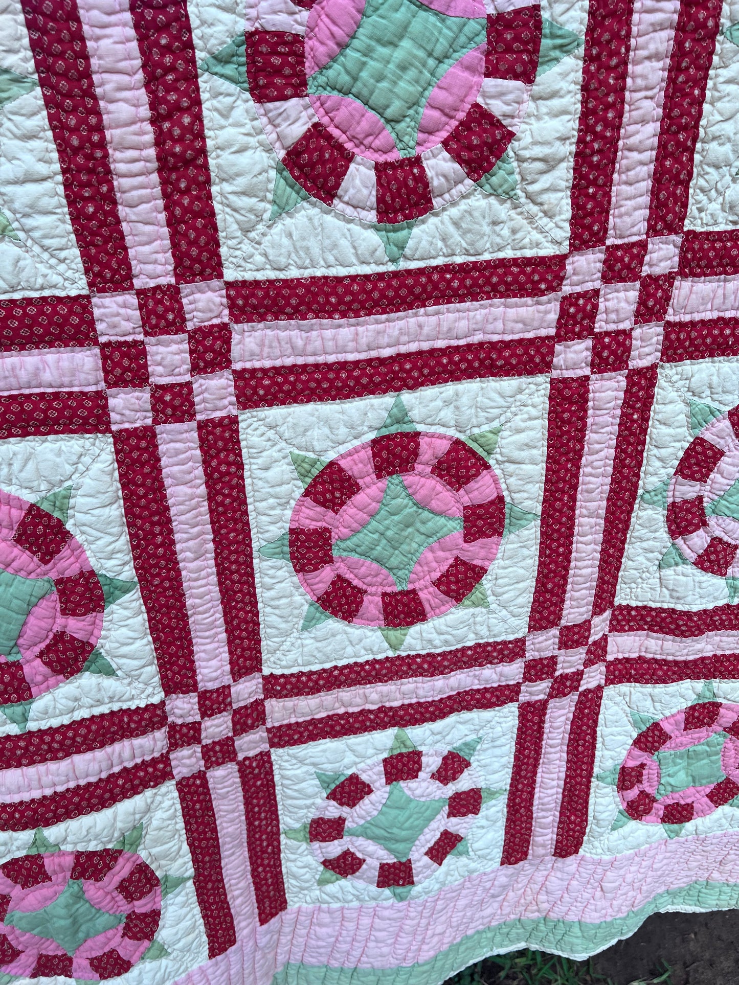 Spectacular vintage piece featuring Sunflower or Isolated Pickle Dish Vintage Quilt